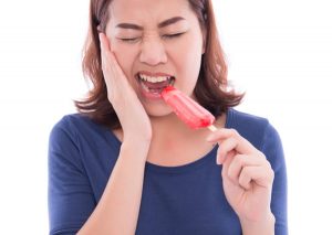 حساسیت دندان به سرما و راه های درمان چیست