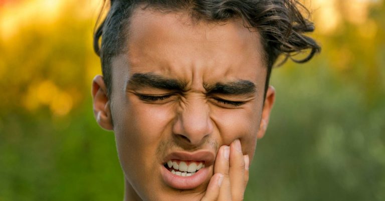 9 علت درد در استخوان گونه و دندان